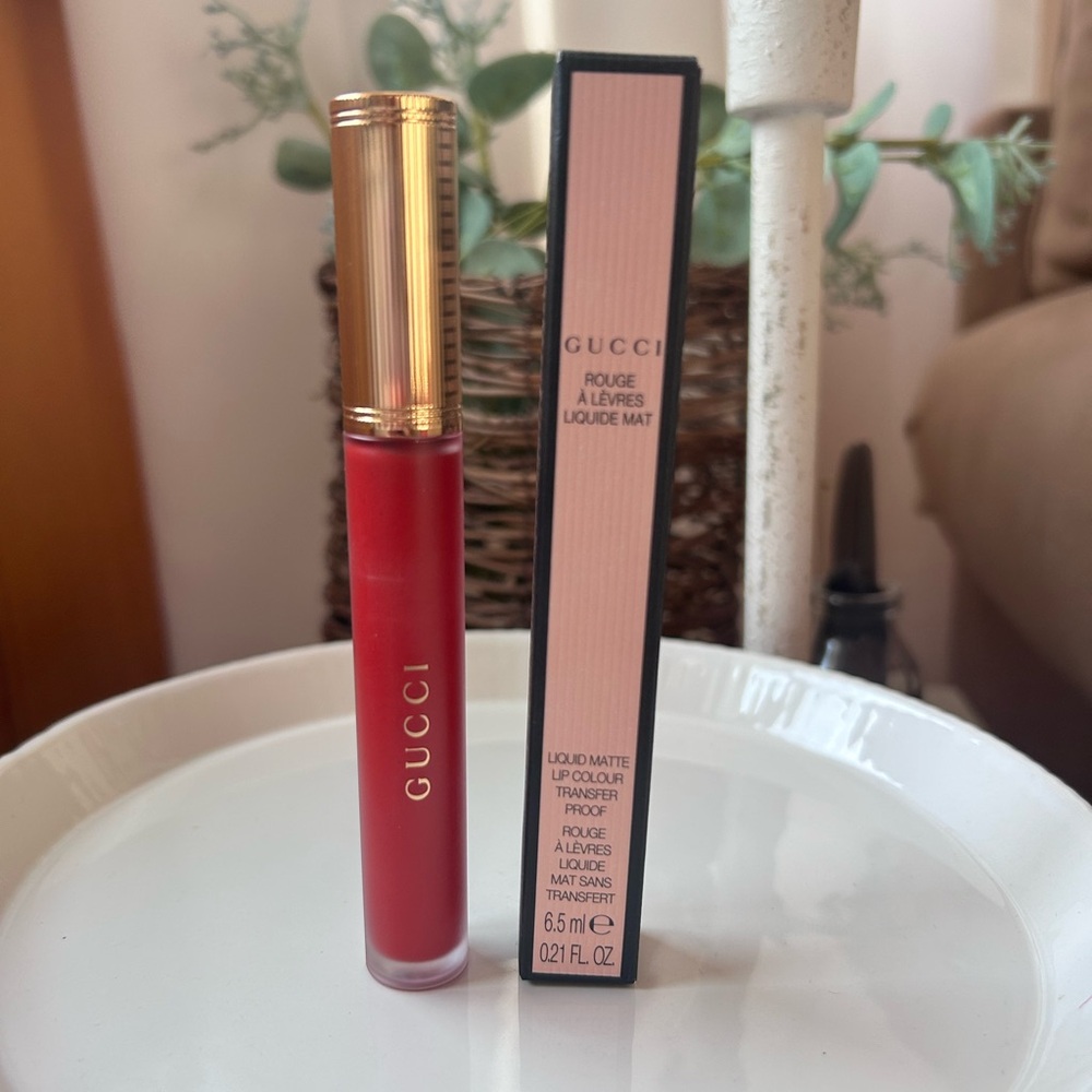 Gucci Rouge A Levres Liquid Matte Lip Color Transfer Proof in color Goldie Red